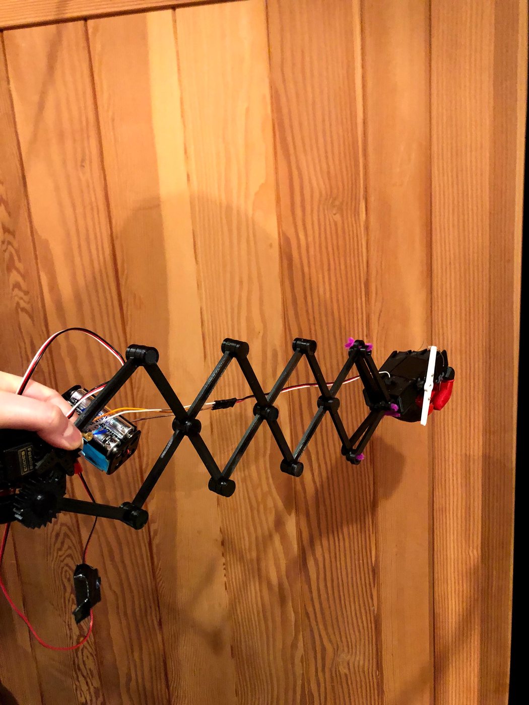 The scissor linkage at full reach
